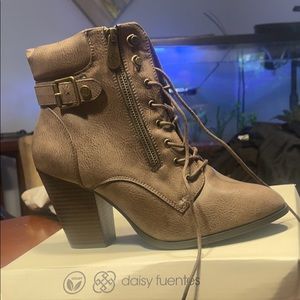 Daisy Fuentes boots size 11